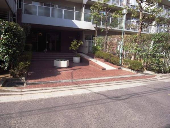 ペット飼育ができますので、中川や周辺の公園でお散歩ができるのもいいですね。徒歩圏何はドラッグストアやスーパーマーケットもありますので、日常生活に必要なお買物にも困りません。