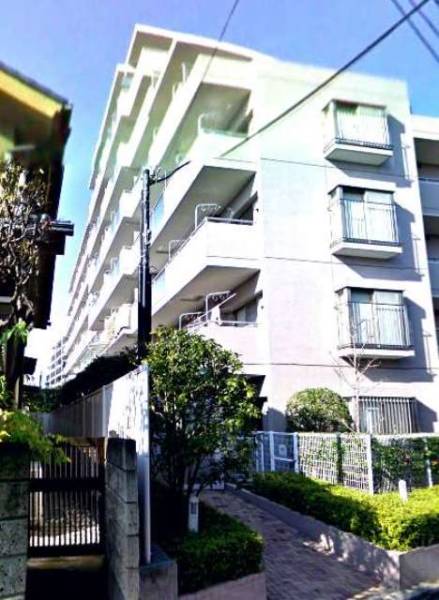 ７階建てのオートロック式で、宅配ボックスも完備されています。バルコニーは南に向いているので日当たりもよく、穏やかな住環境です。