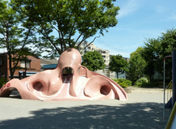 谷中東公園はタコ型の滑り台が印象的な公園です。