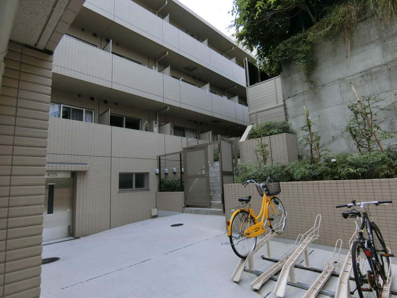 コンシェリア目白外観共用部4｜建物裏手には駐輪場やゴミ置き場などの共用設備があり、住まいとしての機能性も備わっています。