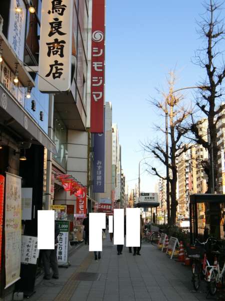 浅草橋アムフラット２アプローチ3｜シモジマ・みずほ銀行を通り過ぎます。駅から５分も歩くと住宅が広がりつつも、もともとは問屋街ですので、オフィス関連もある駅です。