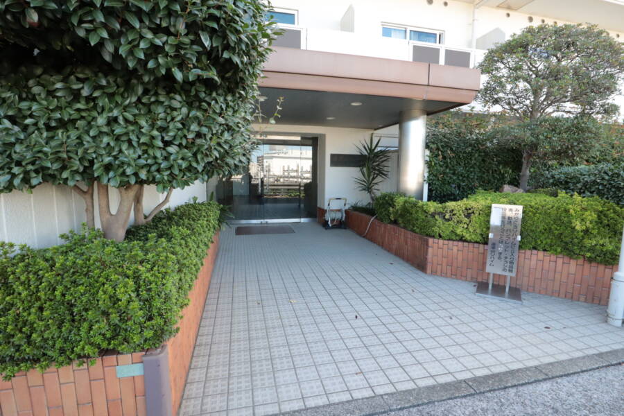 道灌山リハイムエントランス2｜道路と距離が保たれ、奥まったところにあるエントランスです。