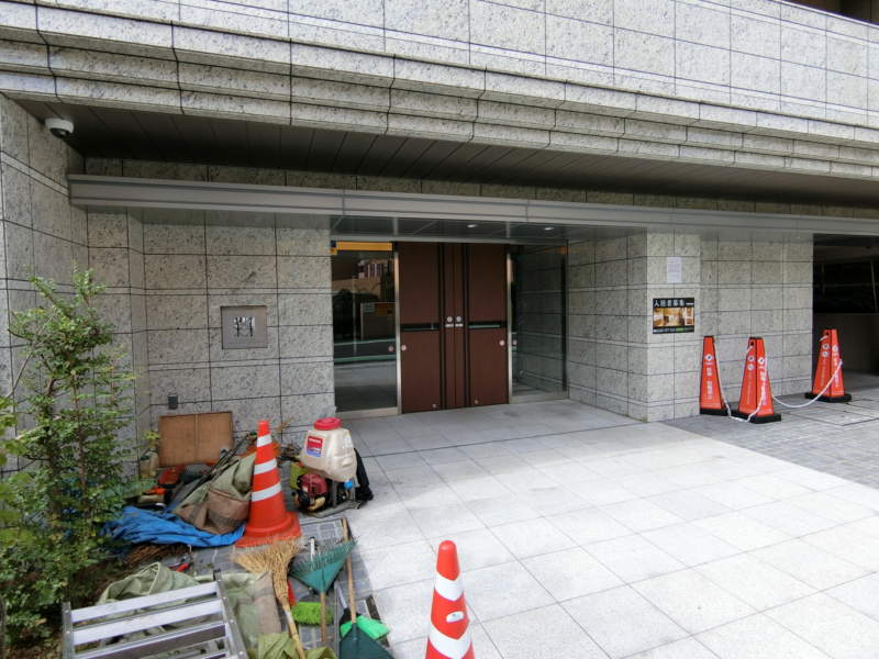 コンシェリア目白外観共用部2｜オートロック付きのエントランスと宅配ボックスが設置され、利便性と安心感を備えています。