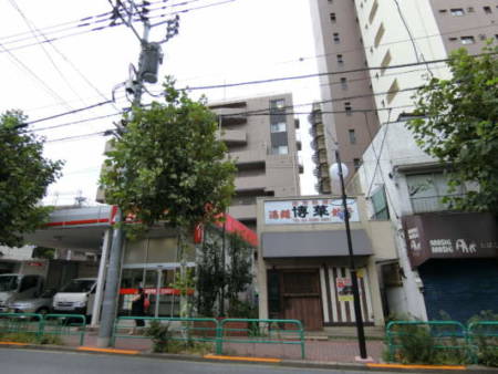 フュージョナル西荻窪外観共用部4｜このような感じで５、６分歩くと物件に到着です。レンタカー屋さんが目印です。