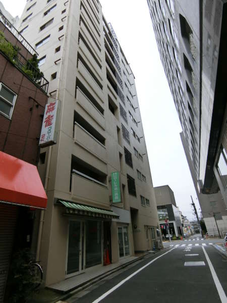 ＧＳハイム新大久保外観共用部1｜エントランスは大通りから一本入った路地にあります。