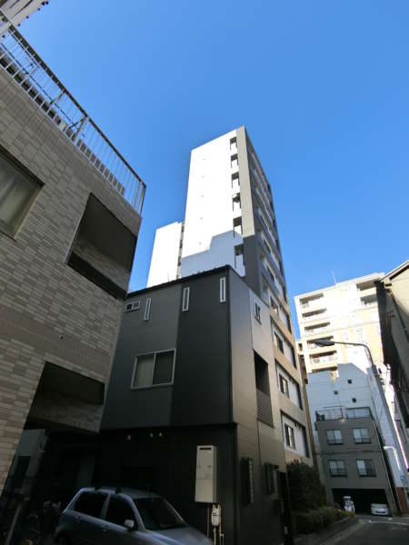 クレアシオン浅草２外観共用部4｜こちらは南東からの様子。道路を一本入ると戸建てもある街です。