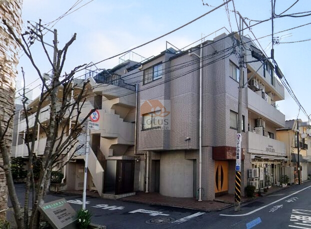 落ち着いたトーンのタイルで構成された外観は、周辺の街並みに自然に溶け込みながら、確かな存在感を放っています。建物の角に立つと、私的な空間と、街の活気が交差する場所に佇んでいることを実感します。通りを隔てた向かいには、青々とした木々が、この住まいに穏やかな安らぎを与えてくれているようです。空の青と白い手すり、そしてニュアンスのあるグレーのタイルが調和した、モダンな印象の外観です。建物の1階は、ジェラートの名店「シンチェリータ」となっており、その柔らかな看板の文字が住まいに彩りを添えています 。各階のバルコニーのラインが、水平に広がる開放感を醸し出していますクレドール阿佐ヶ谷は、平成6年築、5階建てのマンションです。