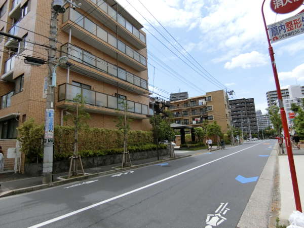 バームハイツ西葛西外観共用部1｜同じ道路の並びを進むとバームハイツ西葛西のエントランスはあります。