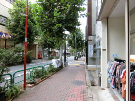 西荻窪駅の通り、北方向アプローチ3｜６分くらいあるくとアトリエさんも出ています。いろんなものがある街だなと感じます。