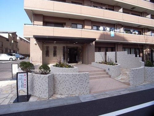 コスモ葛西臨海公園ロイヤルコートエントランス｜エントランスはサークル状のスロープの真ん中に３段の階段のあるアプローチです。