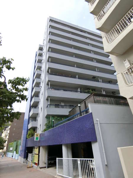 塔の山ハイツ外観共用部1｜塔の山ハイツは山手通り沿いにあります。１２階建ての中規模マンションです。
