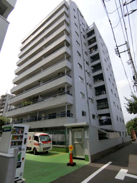 塔の山ハイツ外観共用部6｜外観です。南側にはマンションが建っていますが、駐輪場を挟んで離れた距離を取っていますので威圧感はありません。