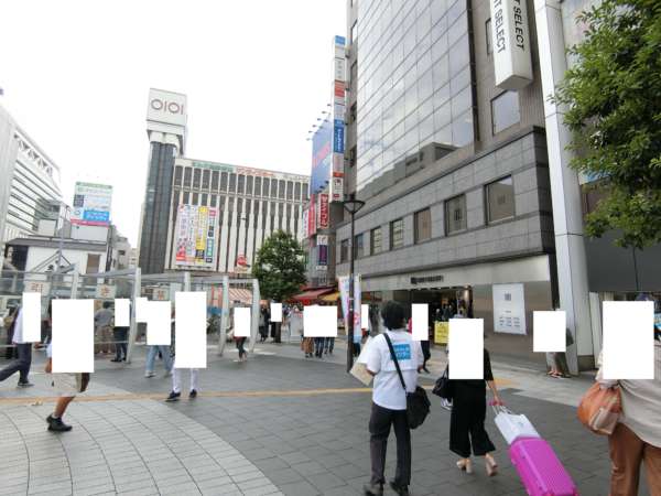 シティポート錦糸町２アプローチ5｜この写真を撮影した日は休日ということもあり、駅前はにぎわっていました。駅前には楽天地などの集客力のある施設があります。