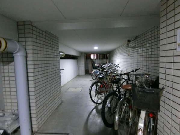 中銀第２小石川マンシオン外観・共用部｜自転車置き場はエントランスの脇にあります。