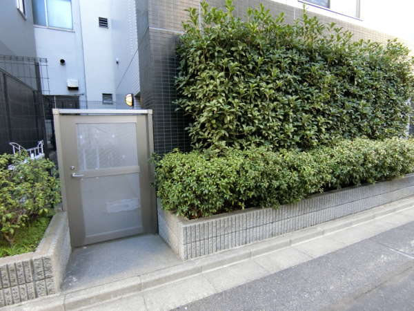 クレアシオン浅草２外観共用部6｜建物の西側です。管理された植栽があります。