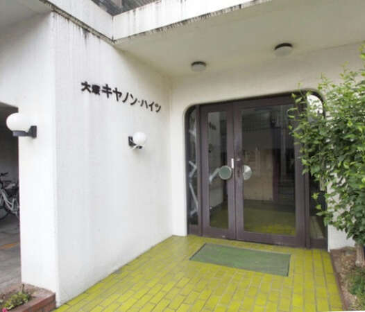 大塚キャノンハイツエントランス１｜エントランスの若草色のタイルと建物外壁のグリーンのタイルがさわやかでかわいいですね。