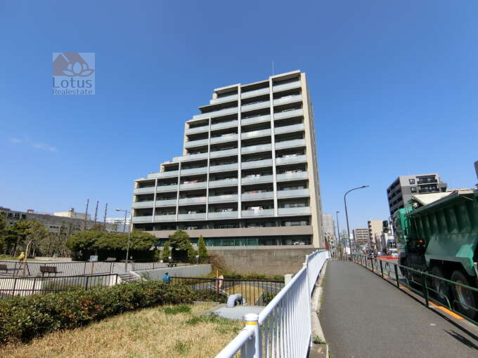 クレヴィア南砂外観共用部1｜クレヴィア南砂は平成２６年築の１４階建てのマンションです。丸八通り沿いに面していて、仙台堀川公園がすぐ近くにあります。