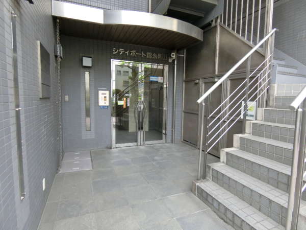 シティポート錦糸町２外観共用部5｜シティポート錦糸町２のエントランス周りはこじんまりとした小型マンションです。