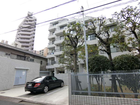 中銀第２小石川マンシオン外観・共用部6｜道路から少し離れた「引き」を確保しています。
