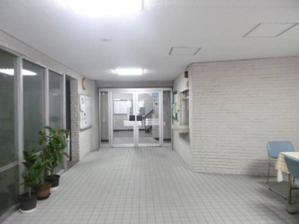 湯島武蔵野マンションエントランス｜夜間はオートロック式で安心です。２０１３年に大規模修繕工事、耐震補強工事を行っています。
