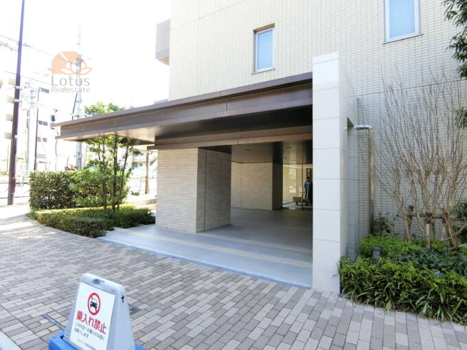 クレヴィア南砂外観共用部5｜エントランスは直接大通りに面してませんが、大通りからも見える視認性の良い場所にあります。