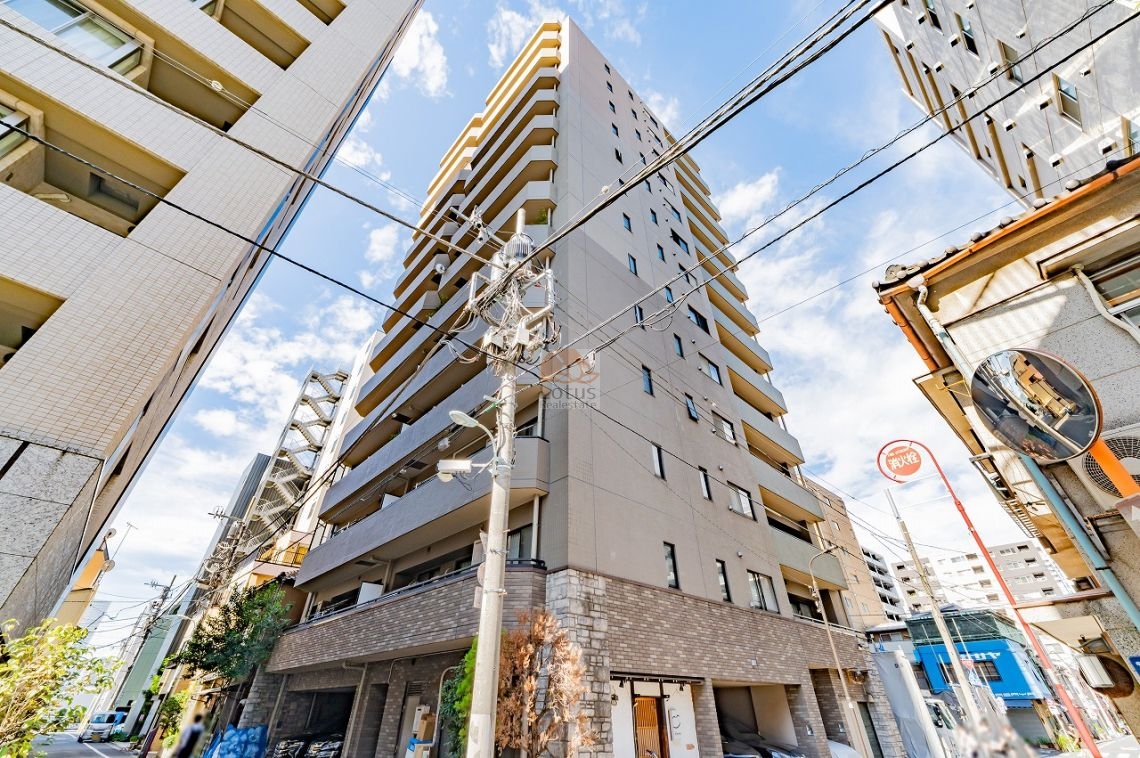 築地駅徒歩5分のポジションに立つ13階建ての外観は、直線的なフォルムとブラウン系タイルの落ち着いた質感が特徴です。周囲には新富町駅や東銀座駅も徒歩10分圏内にそろい、縦横に動ける都心アクセスが日常になります。上層階ほど空を切り取るような眺望が期待でき、都心であっても伸びやかな暮らし方に適しています。スカール築地は、平成11年築13階建てのマンションです。