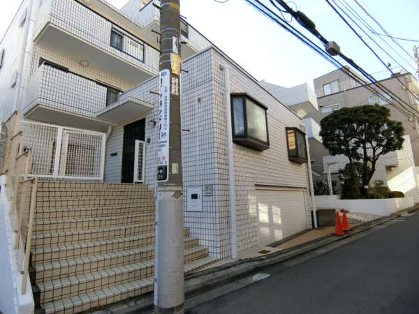 ルミエール東中野外観共用部4｜エントランス方面を見た写真です。