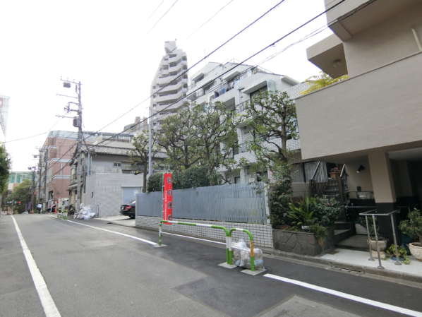 中銀第２小石川マンシオン外観・共用部7｜中銀第２小石川マンシオンは、戸建て・マンションが混在する静かな住宅エリアのなかにあります。
