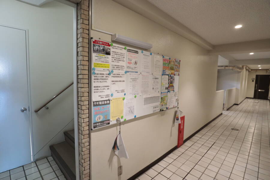 道灌山リハイム共用部4｜館内のコミュニケーションの張り紙がいろいろ貼られてました。注意喚起の情報などもあり、役に立ちます。入居者のレベルが低いと感じさせそうな注意喚起がなかったので良かったと