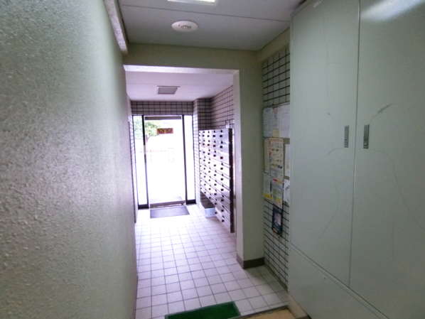 中銀第２小石川マンシオン外観・共用部2｜エントランスはこじんまりしていますが、整然としています。