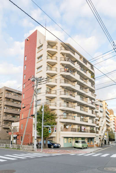 外観サニーハイム門前仲町外観１｜サニーハイム門前仲町は昭和５４年築、９階建てのマンションです。目の前には仙台堀川があり、周辺には木場公園、清澄庭園がある人気のエリアです。