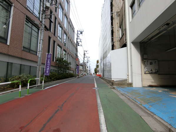 中銀第２小石川マンシオンアプローチ2｜小石川大神宮に近いロケーションです。小石川大神宮は現在（平成30年12月末）建替え工事にとりかかろうとそいています。