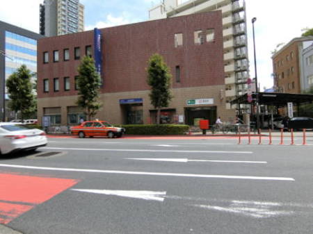 大江戸線蔵前駅は直上にみずほ銀行があります。