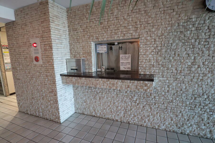 道灌山リハイム共用部2｜管理人さんもいるマンションです。エントランス周りも整然としていました。