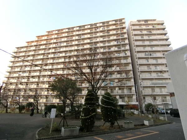 南砂町グリーンハイツ外観共用部6｜大きなマンションの堂々としたフォルムですね。