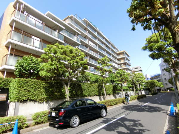 バームハイツ西葛西外観共用部2｜建物は南東南西向けの配棟になっています。南西向きは二方道路の向かい側に配置されています。