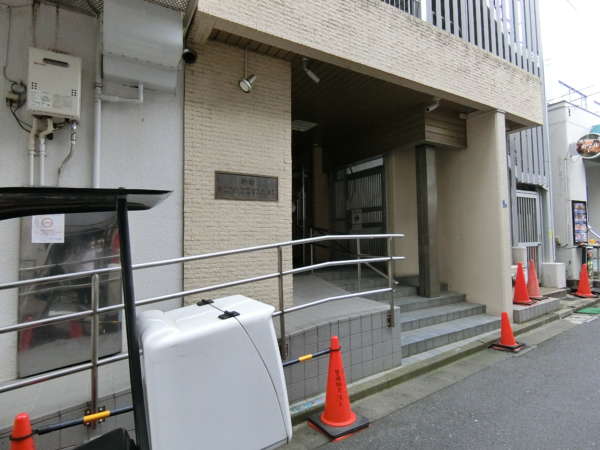 新宿第２アルプスマンション外観共用部1｜エントランスは北側にあります。路地に入ったところです。