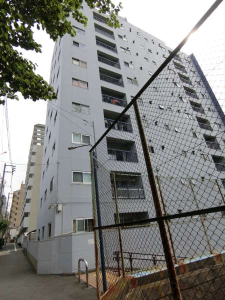 塔の山ハイツ外観共用部4｜外観です。中野坂上というだけあって、南側に向かって上がる（北側に向かって少しづつ低くなる）傾斜となっています。塔の山ハイツは傾斜部分の中ほどにあります。