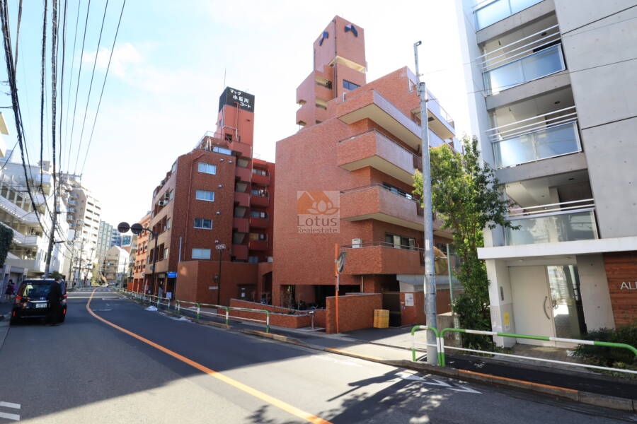シャンボール小石川外観3｜シャンボール小石川は昭和５５年築、９階建てのマンションです。