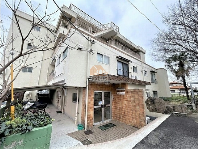 武蔵野・グリーンハイツは、低層4階建ての落ち着いたスケールで、第一種低層住居専用地域らしい静けさが伝わる外観です。京王線「芦花公園」駅徒歩12分、「八幡山」駅徒歩13分という距離感も相まって、街の密度と建物の高さが穏やかに釣り合っています。エレベーターのない構成だからこそ、出入りの動線は短く、木立を揺らす風の音が届く時間帯には、都市近接でありながら呼吸のしやすさを感じやすい住まいといえます。