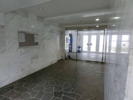 フュージョナル西荻窪外観共用部5｜上はオートロックからエントランスの中を見た画像、下は中からオートロックを見た画像です。