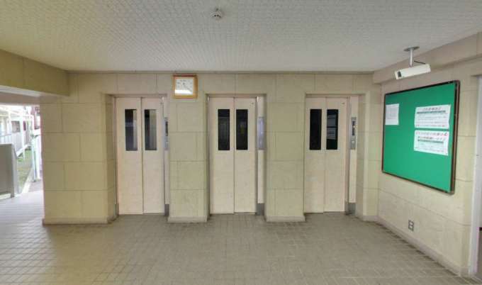 南砂町グリーンハイツ１号棟共用部２｜エレベーターは３基あります。これもなかなかでした。