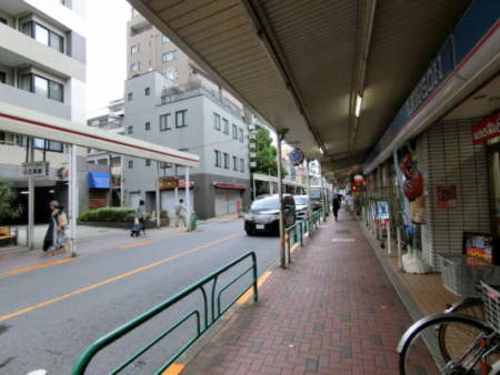 西荻窪駅の通り、北方向アプローチ6｜駅からフュージョナル西荻窪に向かう途中の商店街はアーケード。このアーケードが3分くらい続きます。雨にもぬれず進むこともできますね。