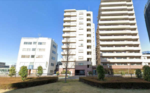 カーサ要町は平成８年築、１１階建てのマンションです。山手通り沿いに立地します。要町駅から徒歩５分圏内です。池袋駅も利用可です。