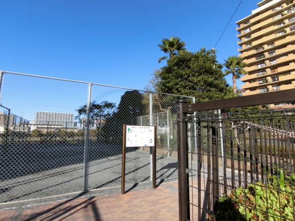 ダイアパレス潮見外観・共用部 (3)｜建物の北東側は江東区の「潮見２丁目公園」に隣接しています。小規模なポケット公園です。