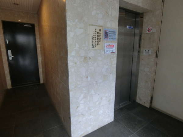 シティポート錦糸町２外観共用部2｜エントランスの内側、風除室の様子です。オートロック付きです。
