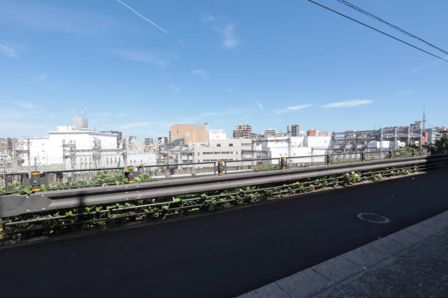 道灌山リハイム前面道路からの眺望｜エントランス前の北側前面道路からの眺望です。下の方に山手線・京浜東北線が走っていますが、前面は一切遮るものはなく、非常に眺望は良好でした。