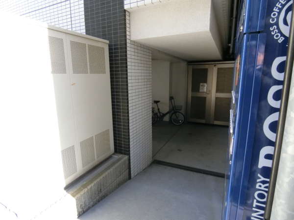 クレアシオン浅草２外観共用部5｜南西側角にある自転車置き場の様子です。自動販売機がありますが雑然とした様子はありませんでした。