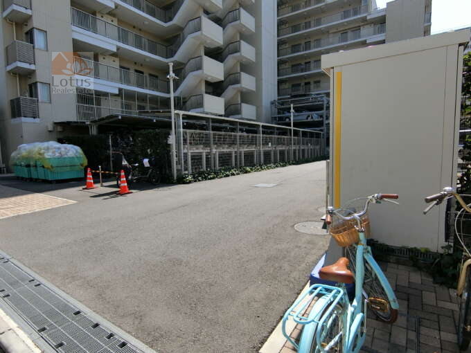 クレヴィア南砂外観共用部7｜北側に駐車場・駐輪場を配置しており、ゆとりのある敷地構成です。