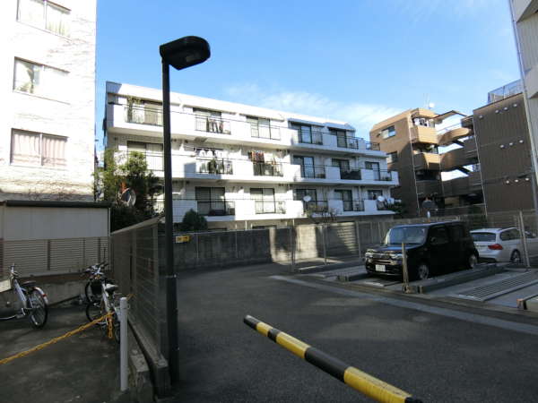 ルミエール東中野外観共用部2｜南側は駐車場で開けています。マンションの駐車場ですので、当面陽当たりは大丈夫でしょう。